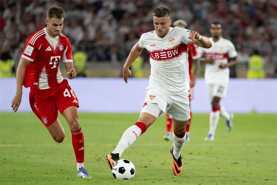Schwerer Stand für Demirovic Auch im Supercup am Samstag gegen den FC Bayern München wurde Ermedin Demirovic (re.) erst in der 71. Minute für Chris Führich eingewechselt .
Foto: imago/Eibner