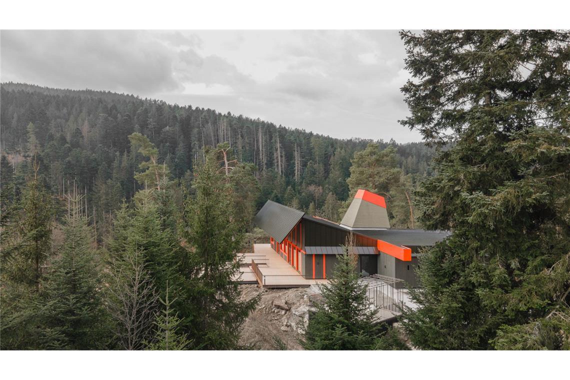 Berliner Top-Büro holt Deutschen Architekturpreis. Wie schneidet Stuttgart ab? Auch in Bayern, aber auf dem Land in Viechtach: Höllensteinhaus vom Büro Bergmeisterwoltf (Brixen). „Der Umbau eines über Jahre leerstehenden Ausflugsrestaurants zeichnet sich durch eine gelungene Überformung und Neuinterpretation des Bestands aus“, so die Jury.