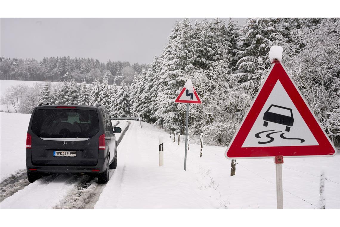 Glatteis und Schnee bringen Verkehr durcheinander Auch in der Eifel in der Nähe des Nürburgrings waren die Straßen verschneit.