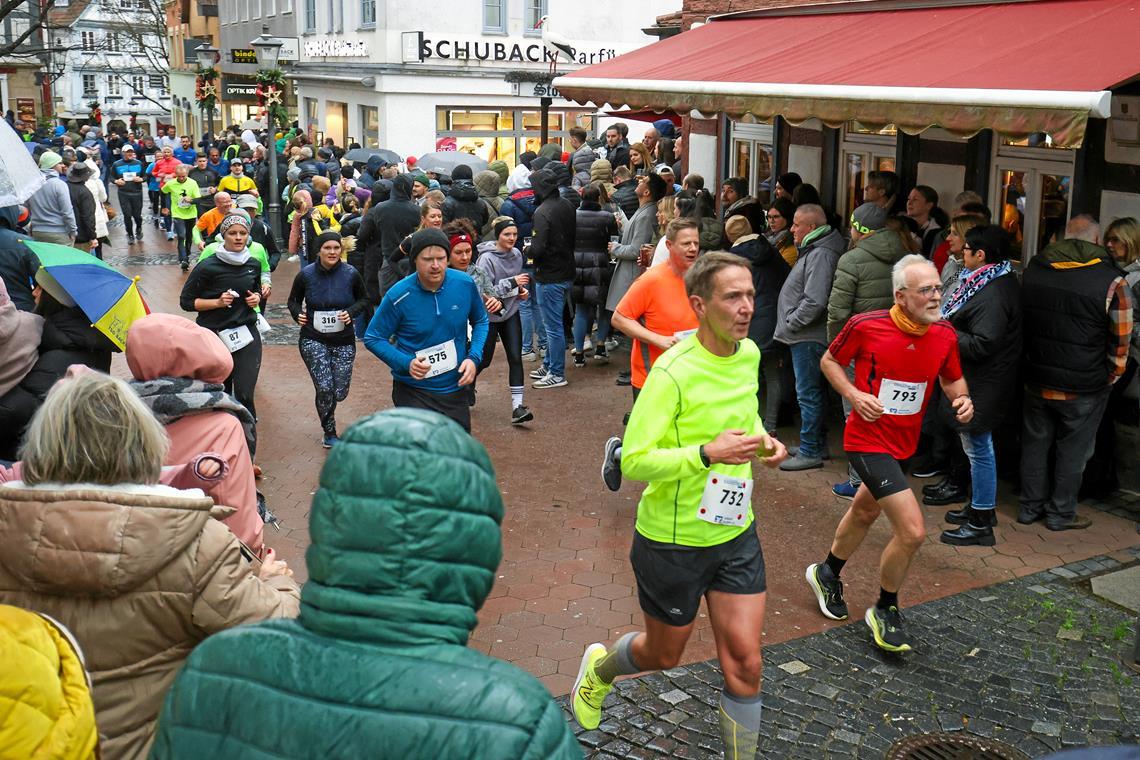 Ein Finisherrekord und zwei Favoritensiege beim 36. Backnanger Silvesterlauf Auch in der Fußgängerzone stehen die Fans dicht an dicht Spalier, um die in einem beinahe endlosen Strom vorbeiziehenden Teilnehmer lautstark zu unterstützen. Foto: Alexander Becher