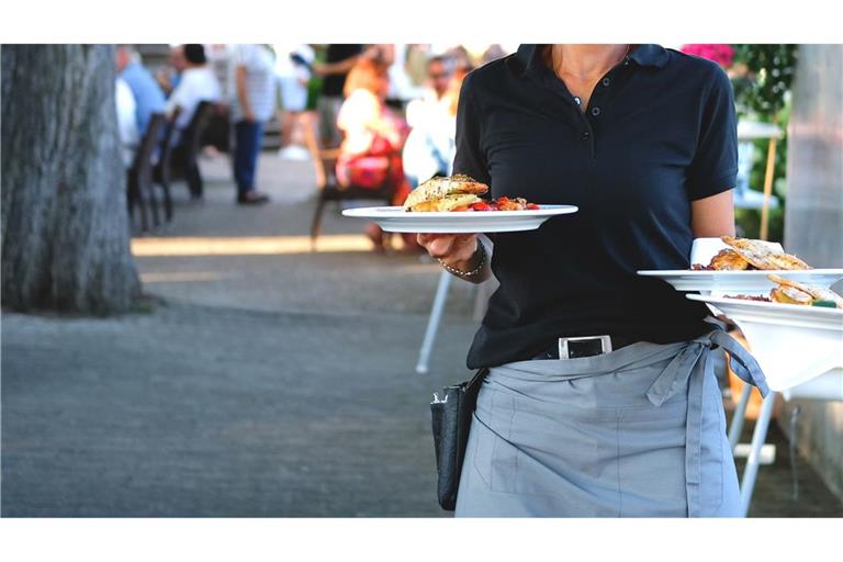 Auch in der Gastronomie gilt oft der Mindestlohn – zuzüglich Trinkgeld.
