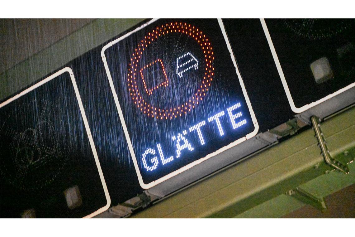 Auch in der Nacht auf Sonntag müssen Autofahrer und Fußgänger vorsichtig sein - es kann glatt werden.