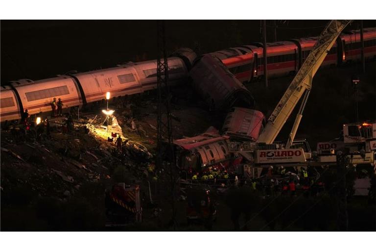 Auch in der Nacht gingen die Rettungsarbeiten weiter.