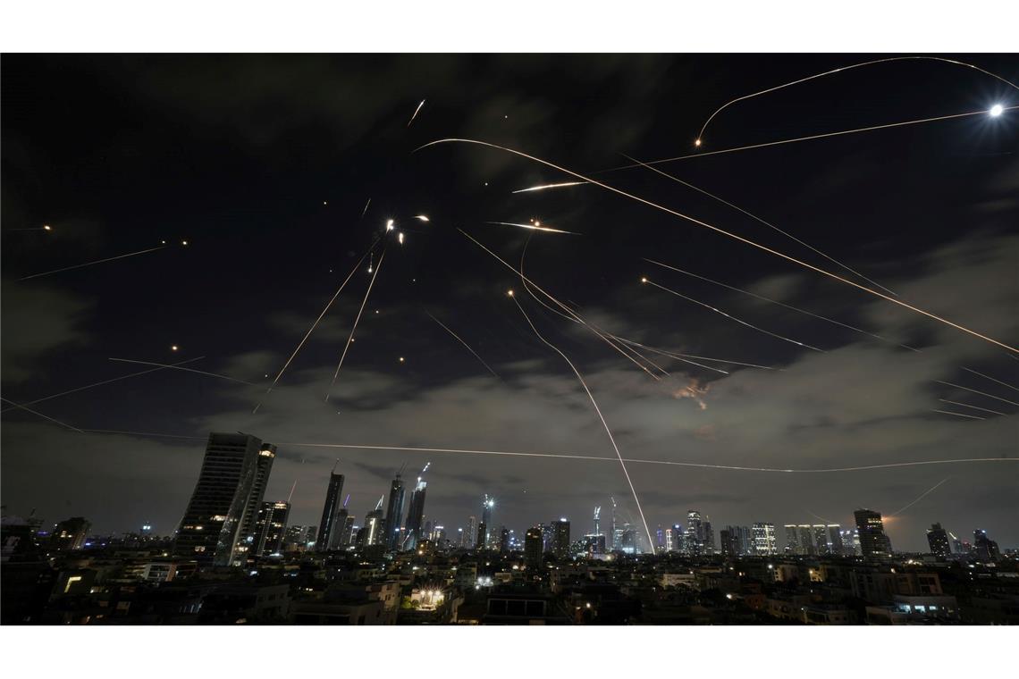 Schläge gegen Irans Machtapparat - Raketen auf Israel Auch in der Nacht griff der Iran wieder an.