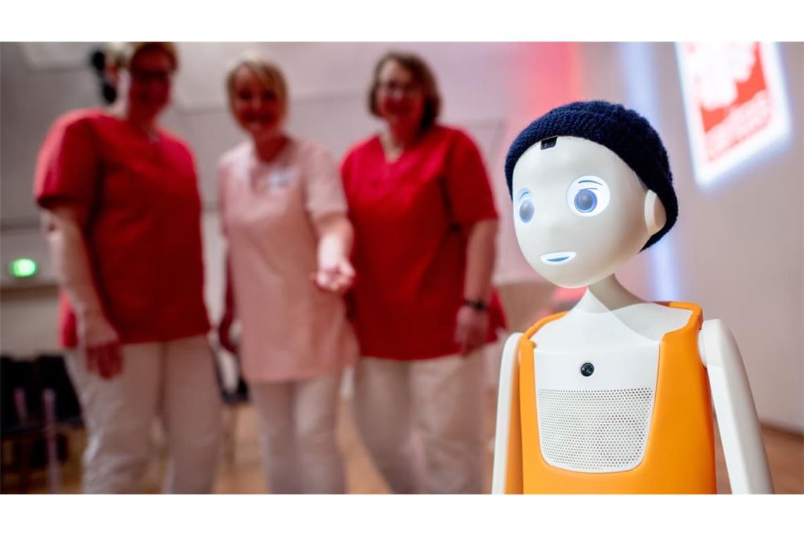 Auch in der Pflege werden Roboter eingesetzt. Doch das heißt nicht, dass für Menschen nichts mehr zu tun bleibt.