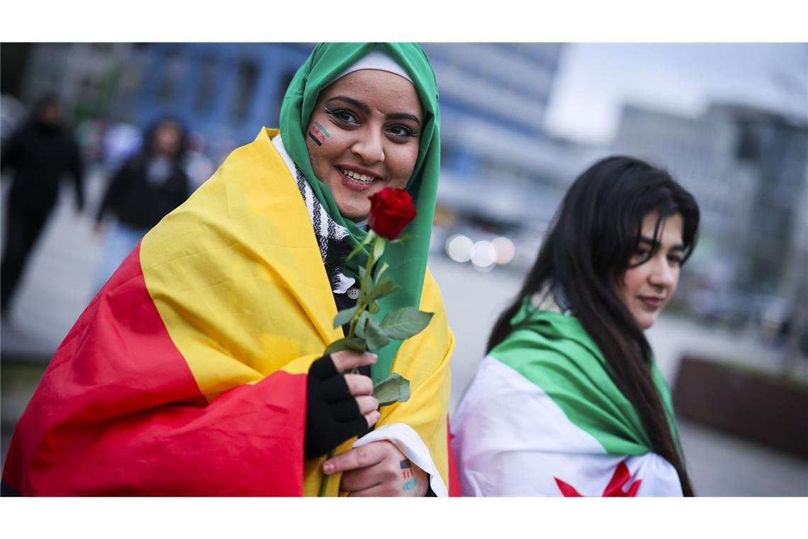 Hilfswerke warnen vor übereilten Rückkehrforderungen an Geflüchtete Auch in Deutschland feiern viele Syrer den Sturz Assads.