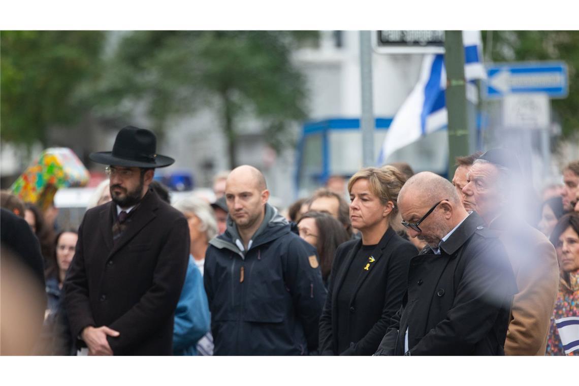 Trauern und ein wenig hoffen Auch in Düsseldorf gedenken die Menschen den Opfern.