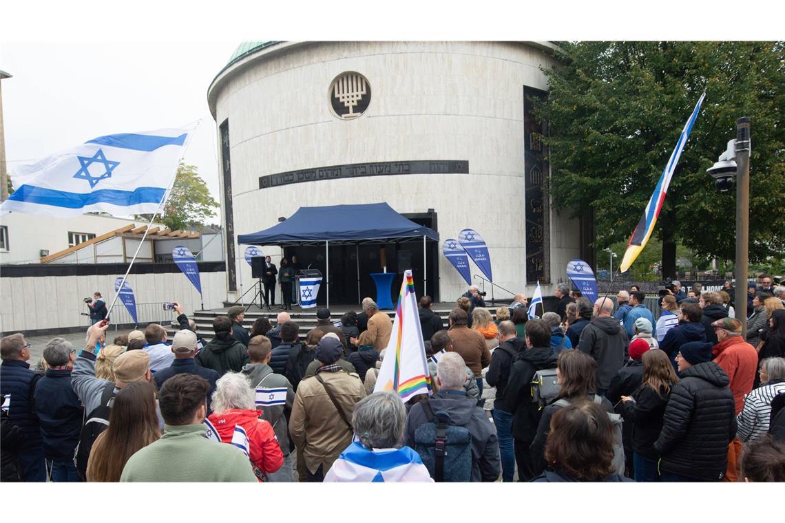 Trauern und ein wenig hoffen Auch in Düsseldorf gedenken die Menschen den Opfern.