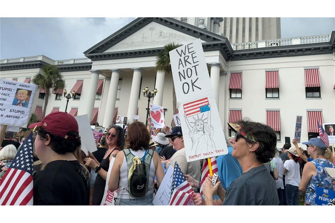 "No Kings": Landesweite Proteste gegen Trump Auch in Florida, wo Trumps Republikaner politisch stark sind, gingen Tausende auf die Straße.