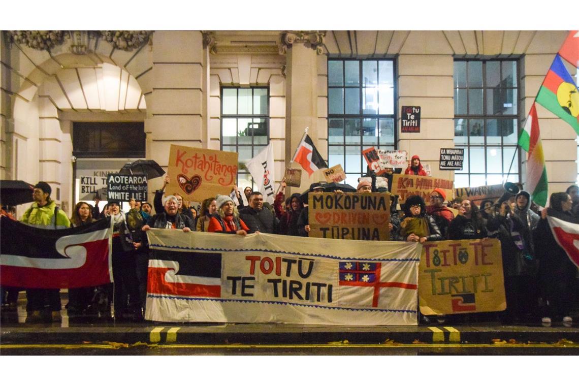 Über 40.000 Maori proben den Aufstand gegen ein neues Gesetz Auch in Großbritannien, einer ehemaligen Kolonialmacht Neuseelands, protestierte zahlreiche Menschen am Montag gegen das neue Gesetz und unterstützten damit die Maori in Neuseeland.
