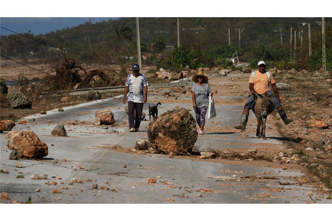 Hurrikan "Melissa": Steigende Opferzahl und erste Hilfsflüge Auch in Kuba hat der Sturm viele Straßen unpassierbar gemacht.