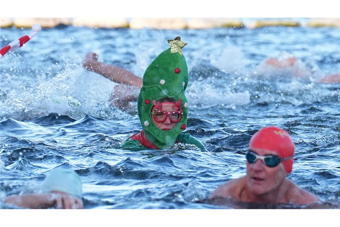 Auch in London stürzten sich Eisbader ins Wasser.
