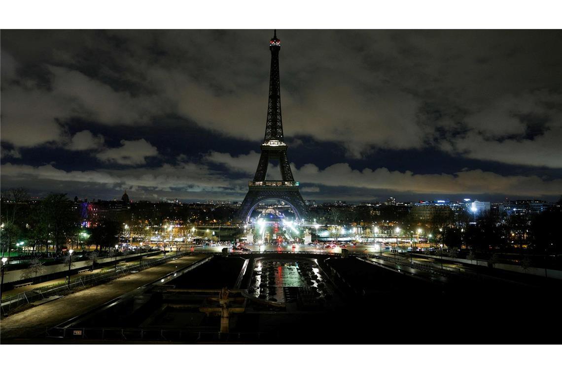 Licht aus am Brandenburger Tor - "Earth Hour" in Deutschland Auch in Paris fand die Earth Hour statt.