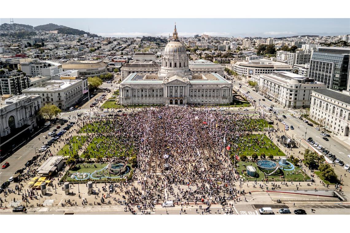 Landesweite Proteste gegen Trump in den USA Auch in San Francisco versammelten sich viele Menschen im Protest gegen Trump und dessen Regierung.