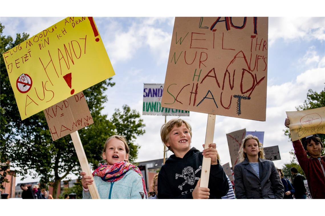 WHO schlägt Alarm: Einsamkeit macht viele krank Auch Kinder sind von Eltern genervt, die ständig am Handy sind (Archivbild)