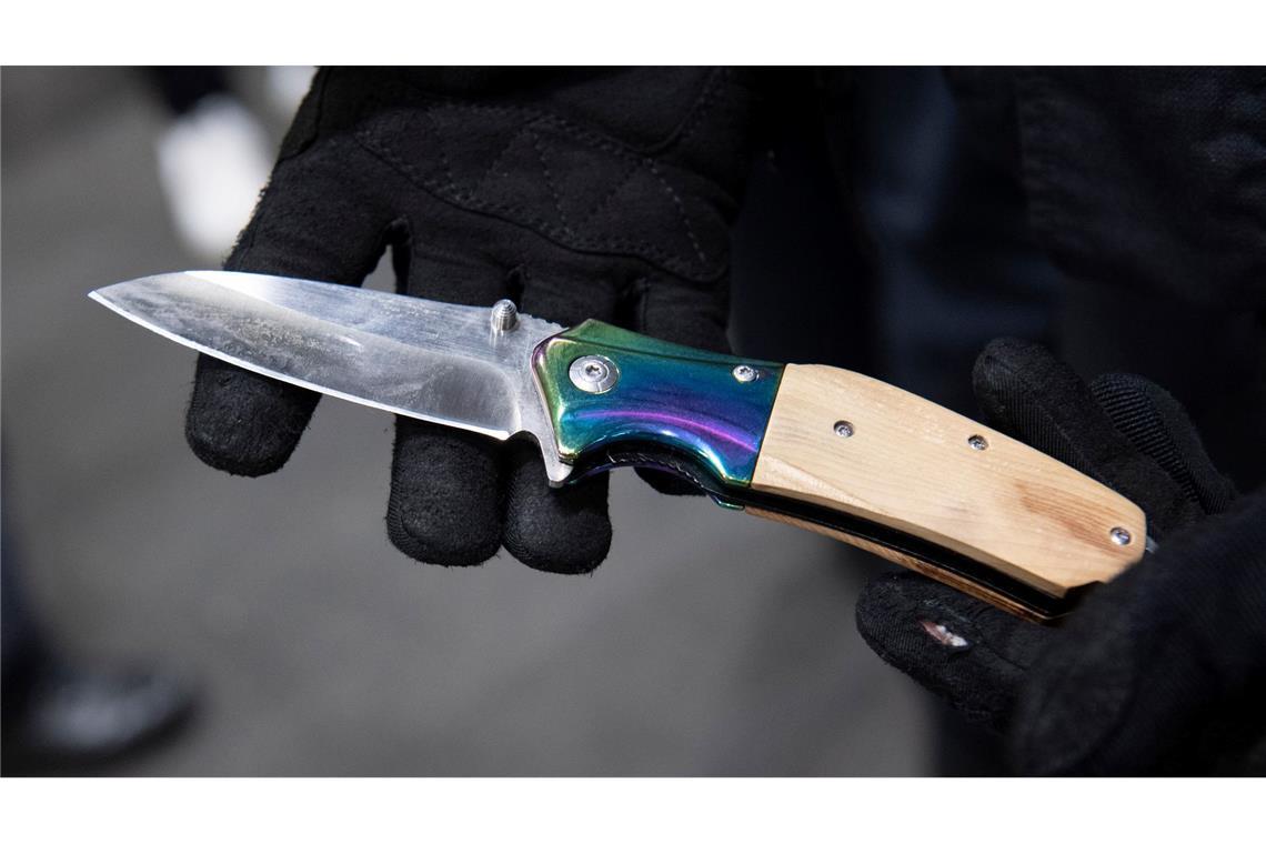 Gewalt und Messer bei Kindern und Jugendlichen Auch Kinder und Jugendliche fallen durch Straftaten mit Messern auf.