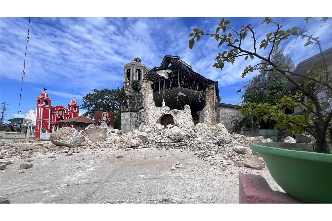 Erdbeben auf den Philippinen: Opferzahl steigt auf 72 Auch Kirchen sind bei den Erdstößen eingestürzt.