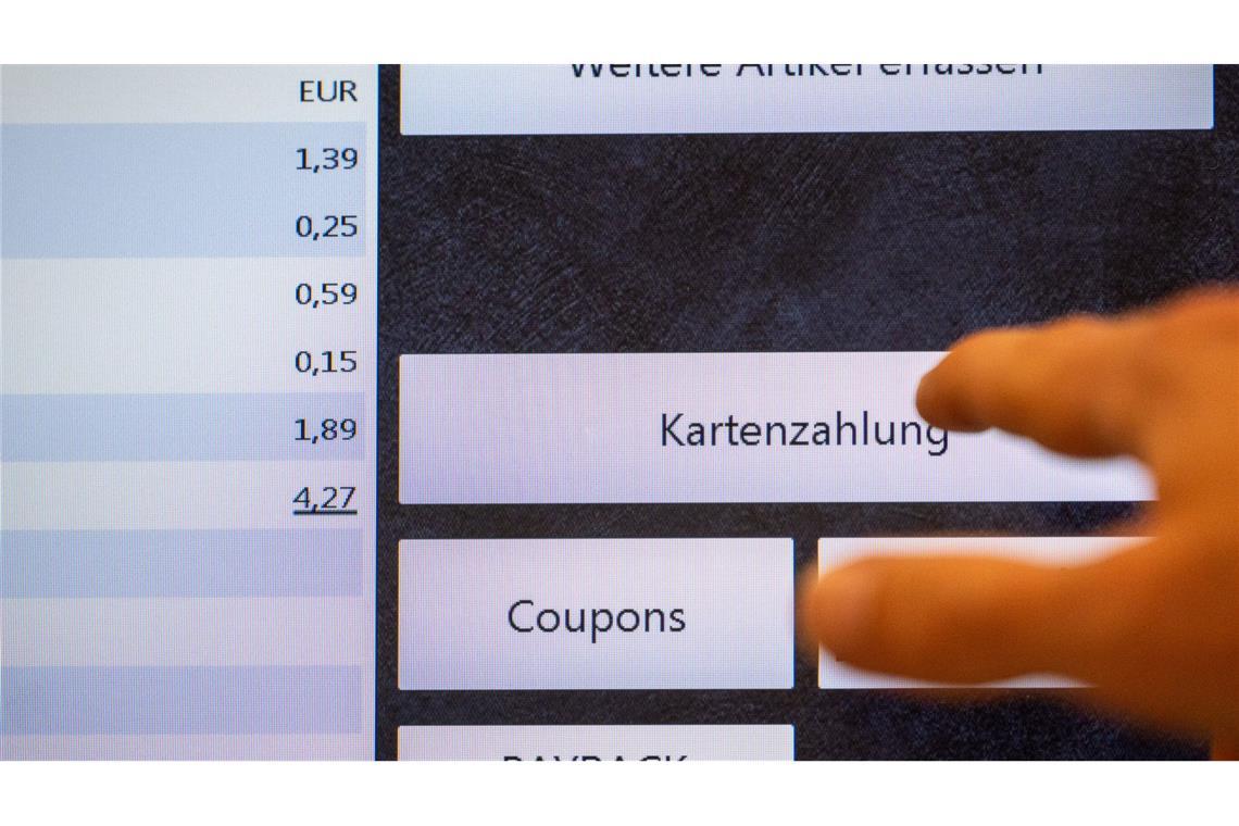 Auch kleinere Beträge werden inzwischen oft mit Karte bezahlt. (Symbolbild)