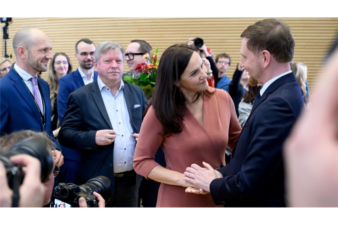 Kretschmer bleibt Ministerpräsident von Sachsen Auch Kretschmers Ehefrau reiht sich nach der Wiederwahl in die Schar der Gratulanten ein.