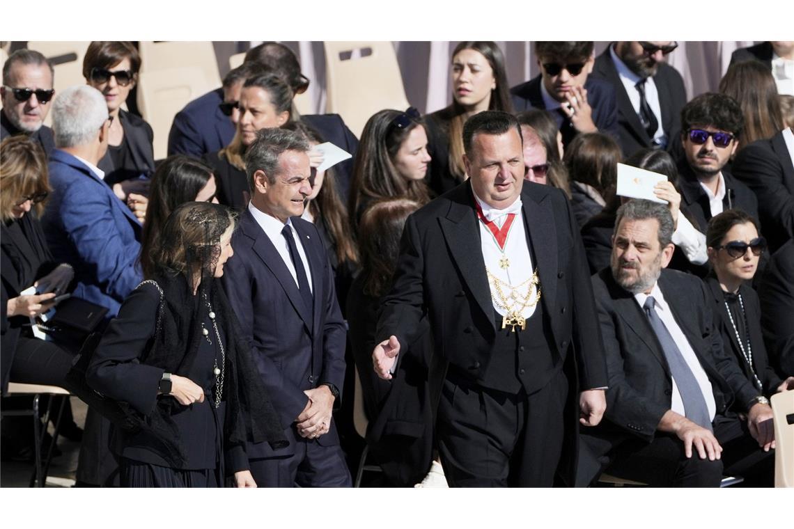 Ein Papst mitten unter den Menschen Auch Kyriakos Mitsotakis, Ministerpräsident von Griechenland, kommt zur Trauermesse für den verstorbenen Papst Franziskus auf dem Petersplatz.