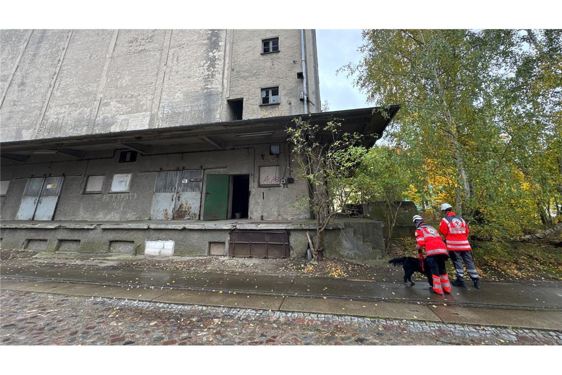 Auch leerstehende Gebäude werden abgesucht.