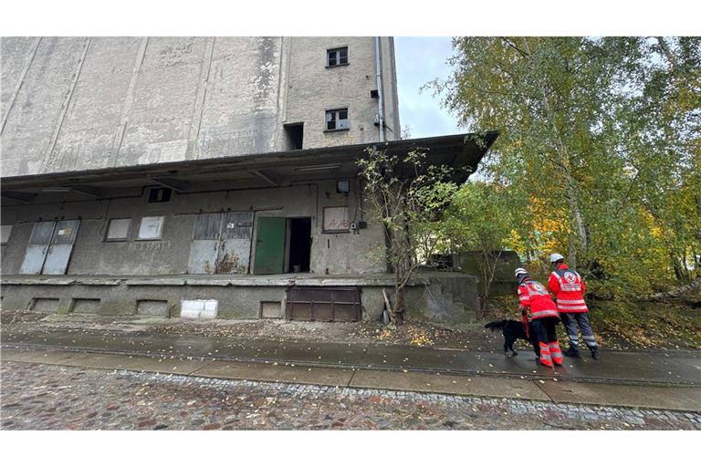 Auch leerstehende Gebäude werden abgesucht.
