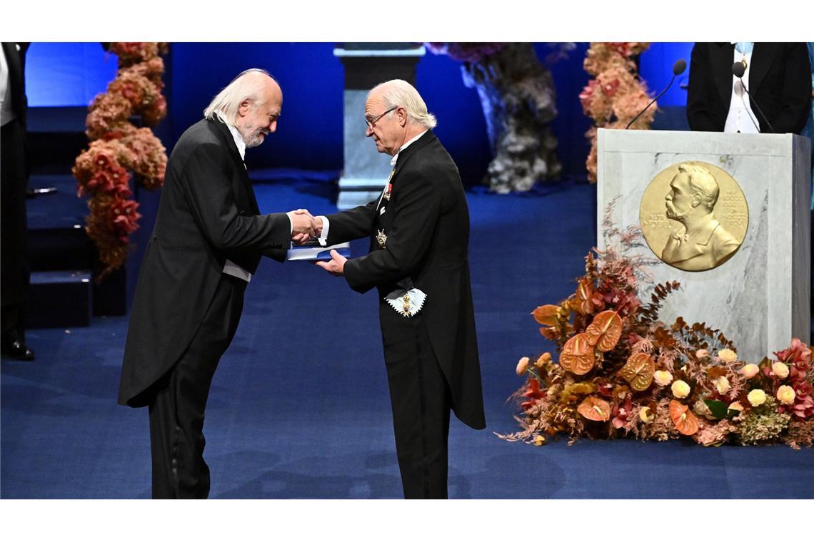 Auch Literaturnobelpreisträger László Krasznahorkai (links) erhielt in Stockholm seine Nobelmedaille aus den Händen von König Carl Gustaf.