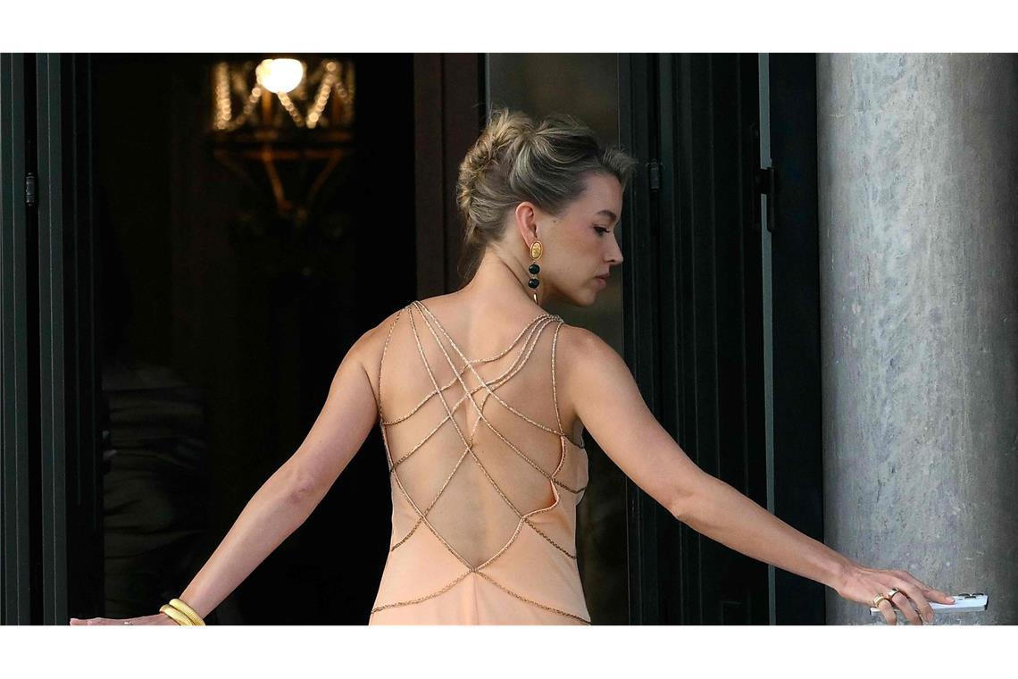 Diese Promis feiern auf der Bezos-Hochzeit Auch Lydia Kives, die Ehefrau des kanadischen Investors Michael Kives, zeigt sich vor der Hochzeit auf der Terrasse.