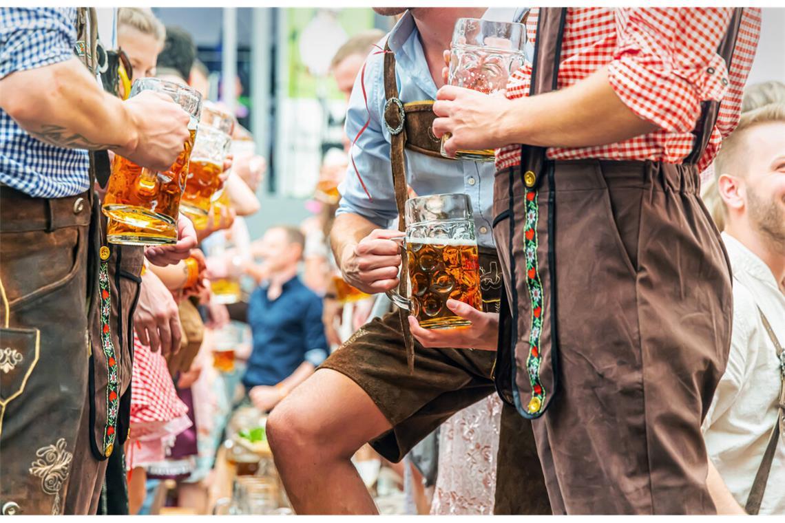 Grasgrün und ferrarirot sind in, Flip-Flops out Auch Männer können bei der Tracht einiges richtig oder falsch machen.