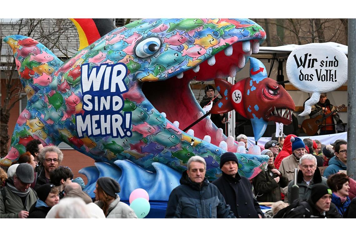 Auch mit einer Anti-AfD-Plastik des Düsseldorfer Karnevalswagenbauers Jacques Tilly wurde im Stadtteil Garath gegen einen Auftritt des Thüringer AfD-Landesparteichefs Björn Höcke demonstriert.