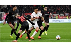 Auch mit gesammelten Kräften kann die Leverkusener Hintermannschaft Stuttgarts Jamie Leweling nicht aufhalten.