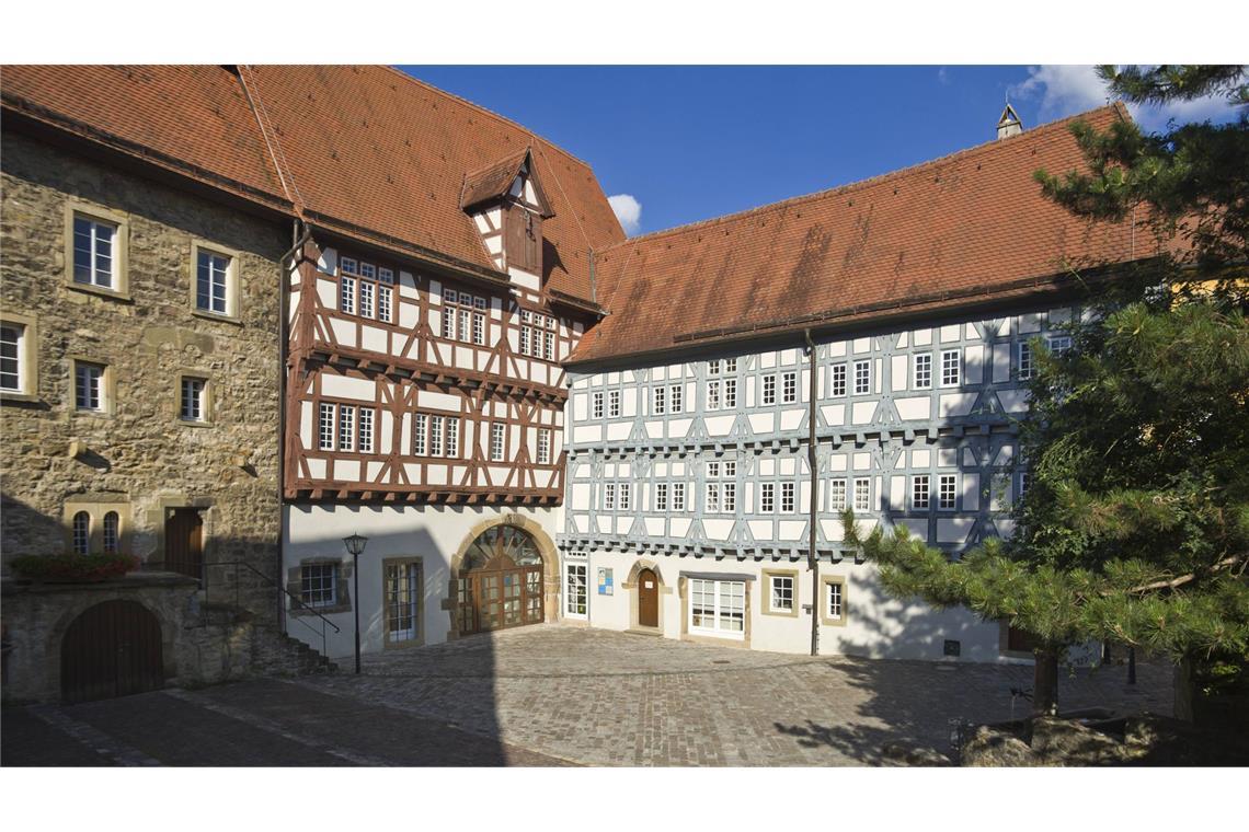 Einst Tabakscheune, bald Wohnpalast auf dem Lande Auch mit Holz erbaut – Fachwerkschönheit in Bad Wimpfen. Mit 104 160 Euro unterstützt das Land die Instandsetzung des Alten Spitals im Landkreis Heilbronn im nördlichen Baden-Württemberg. Mit Bauteilen aus dem 13. Jahrhundert ist es eines der ältesten Bauwerke der früheren Reichsstadt. Seit 1992 sind dort das Reichsstädtische Museum und die städtische Galerie untergebracht.