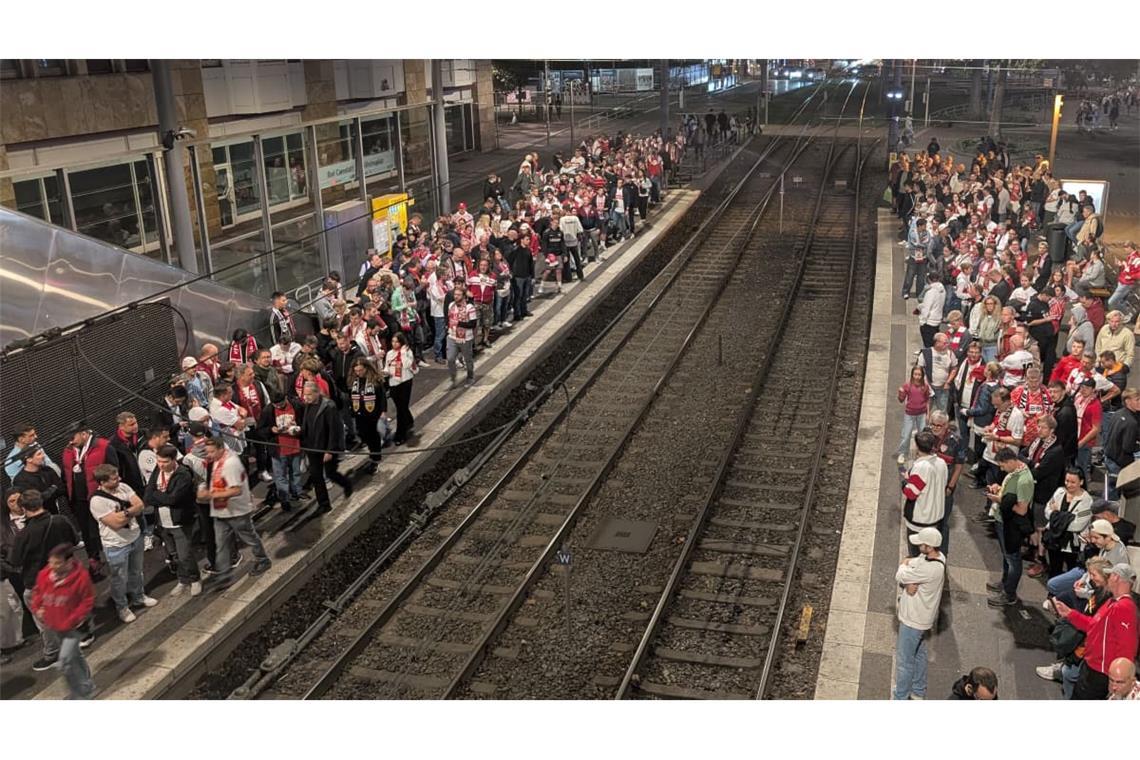 Auch nach dem Spiel drängten sich die Fans des VfB Stuttgart um einen Platz in der Straßenbahn.