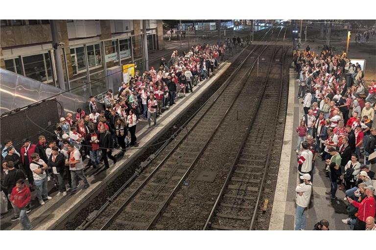 Auch nach dem Spiel drängten sich die Fans des VfB Stuttgart um einen Platz in der Straßenbahn.