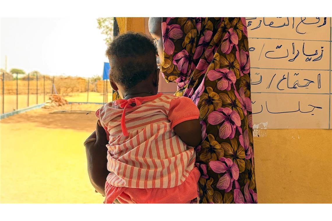 Auch nach der Flucht sind Frauen und Mädchen durch Gewalt gefährde - Wahiba hält ihr Kind auf dem Arm.