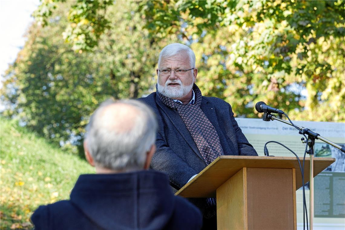 Murrhardts Altbürgermeister Ulrich Burr verstorben Auch nach seiner Zeit als Bürgermeister war Ulrich Burr in der Stadt bei vielen Projekten präsent, unter anderem bei der Murrhardter Bürgerstiftung, wie hier bei der Einweihung der Pilgerstaffel im Herbst 2021. Archivfoto: Jörg Fiedler