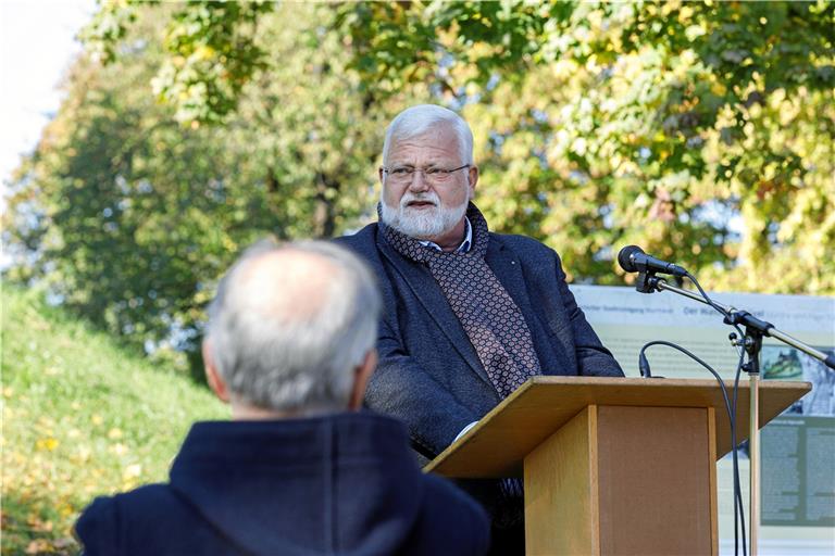 Auch nach seiner Zeit als Bürgermeister war Ulrich Burr in der Stadt bei vielen Projekten präsent, unter anderem bei der Murrhardter Bürgerstiftung, wie hier bei der Einweihung der Pilgerstaffel im Herbst 2021. Archivfoto: Jörg Fiedler