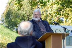 Auch nach seiner Zeit als Bürgermeister war Ulrich Burr in der Stadt bei vielen Projekten präsent, unter anderem bei der Murrhardter Bürgerstiftung, wie hier bei der Einweihung der Pilgerstaffel im Herbst 2021. Archivfoto: Jörg Fiedler