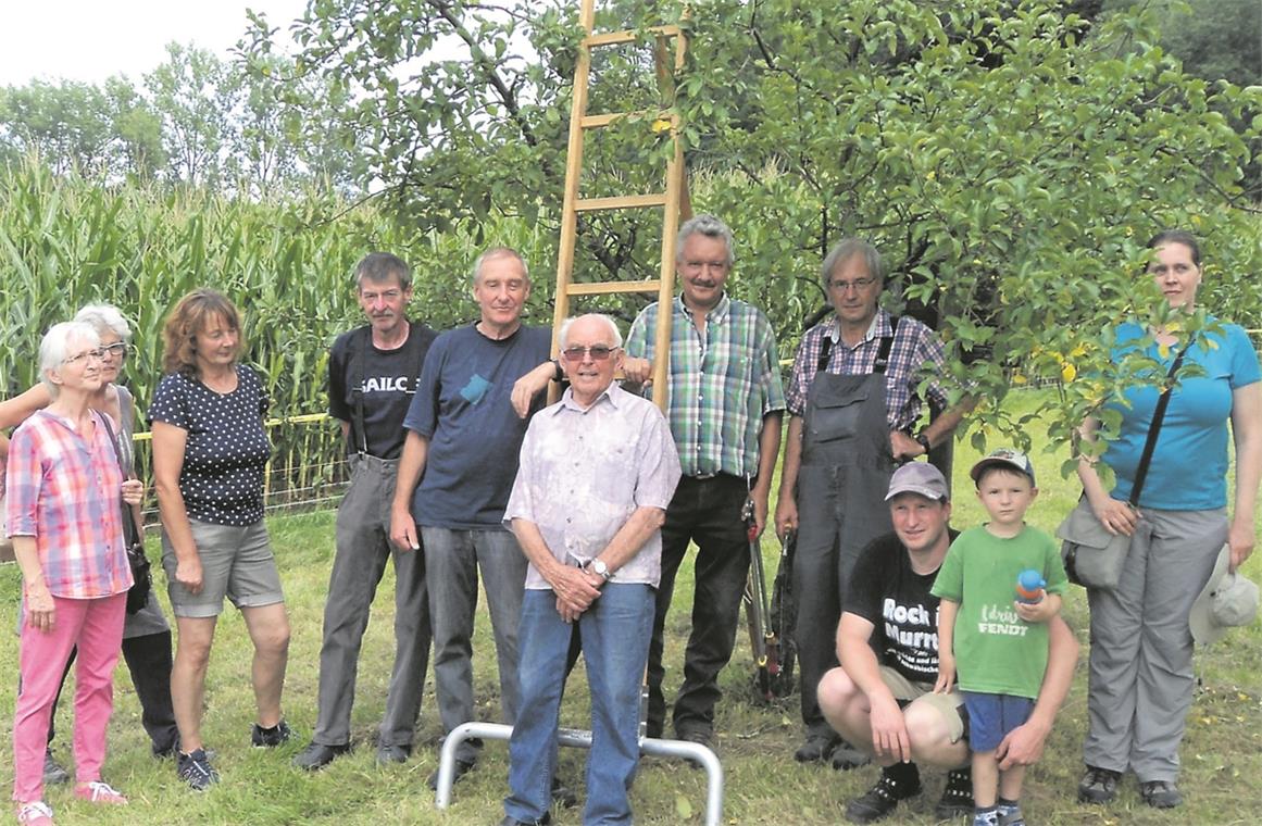 Trockenheit setzt auch den Apfelsorten zu Auch Obstbäume bedürfen fachgerechter Pflege. Wie die funktioniert, konnten die Teilnehmer beim jüngsten Schnittkurs des Vereins für Obstbau, Garten und Landschaft Murrhardt erfahren und im Praxistest erproben. Foto: privat