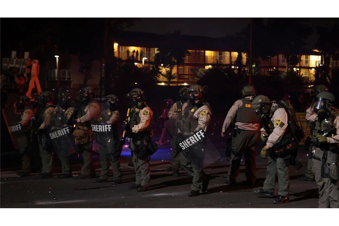 Soldaten in Los Angeles gehen gegen Demonstranten vor Auch örtliche Sicherheitskräfte sind bei den Protesten im Raum Los Angeles im Einsatz.