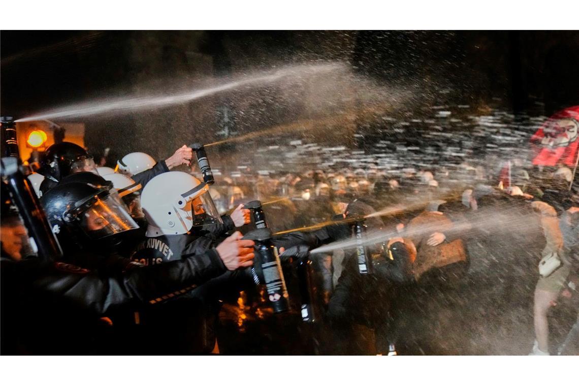 Türkische Polizei nimmt Hunderte Demonstranten fest Auch Pfefferspray kommt zum Einsatz.