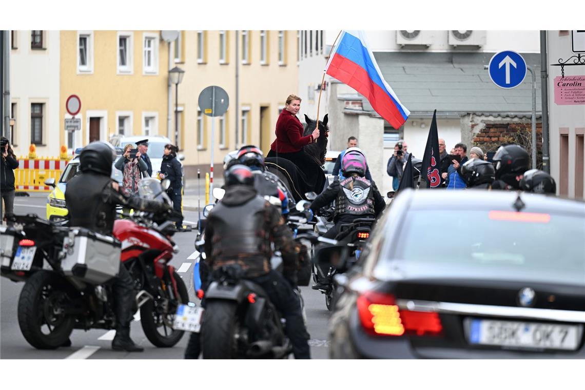 Weltkriegs-Gedenken mit russischem Botschafter und Buhrufen Auch Rocker der "Nachtwölfe" legten Kränze nieder.