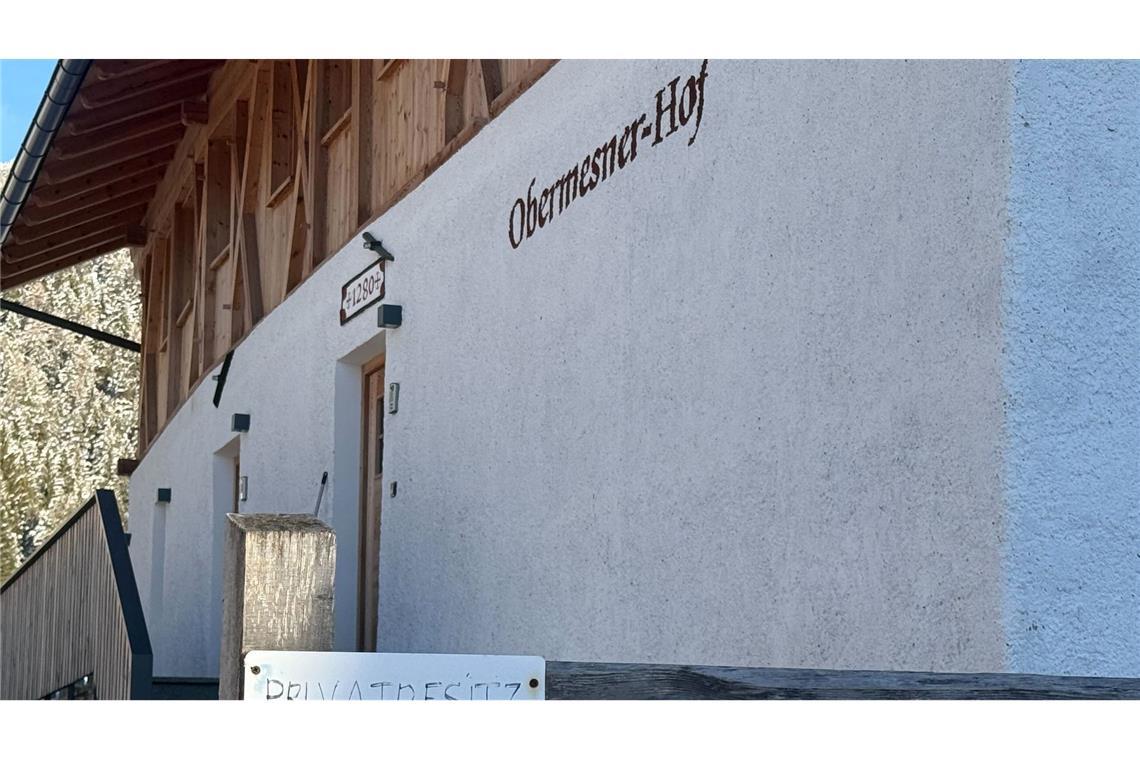 Auch Schilder halten die Touristen nicht ab.