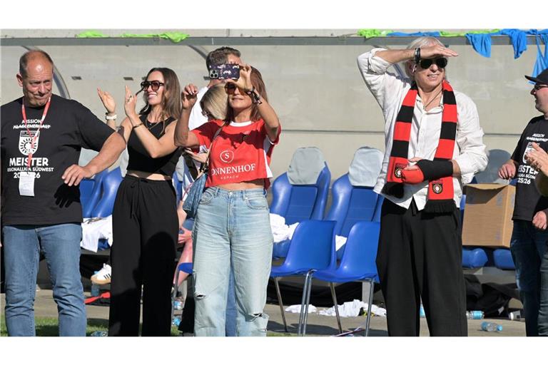 Auch Schlagerstars sind zuweilen Fans: Andrea Berg zückt ihr Smartphone, um die siegreichen Großaspacher zu fotografieren. Rechts daneben ihr Mann, der Unternehmer und Spielerberater Uli Ferber.