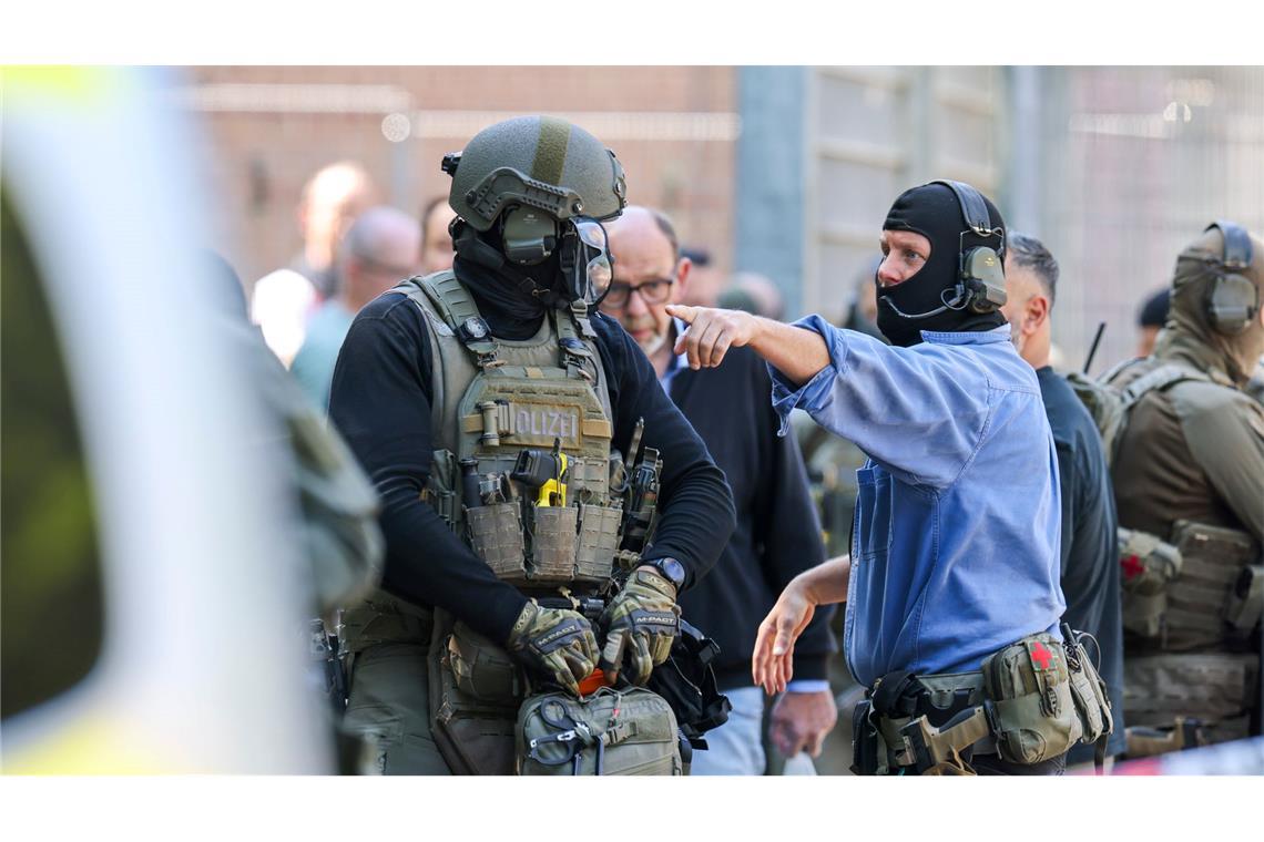 Täter stellen sich nach Randale in Forensik am Niederrhein Auch schwer bewaffnete Einheiten der Polizei waren im Einsatz.