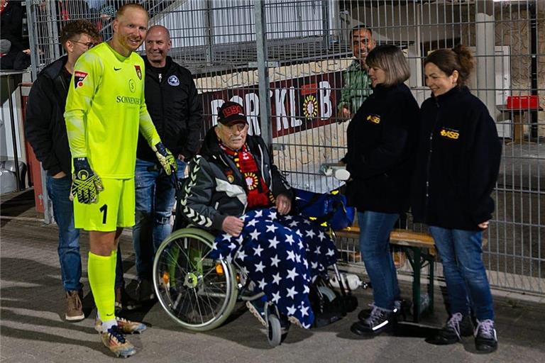 Auch schwer erkrankt lässt sich Jakob Mesch das Derby nicht entgehen. Dank der Hilfe von Arzt Johannes Kirsch (leicht verdeckt), Sohn Joachim und den Begleiterinnen vom Wünschewagen ist er zur großen Freude von SG-Torhüter Maximilian Reule beim 1:1 live dabei. Foto: privat