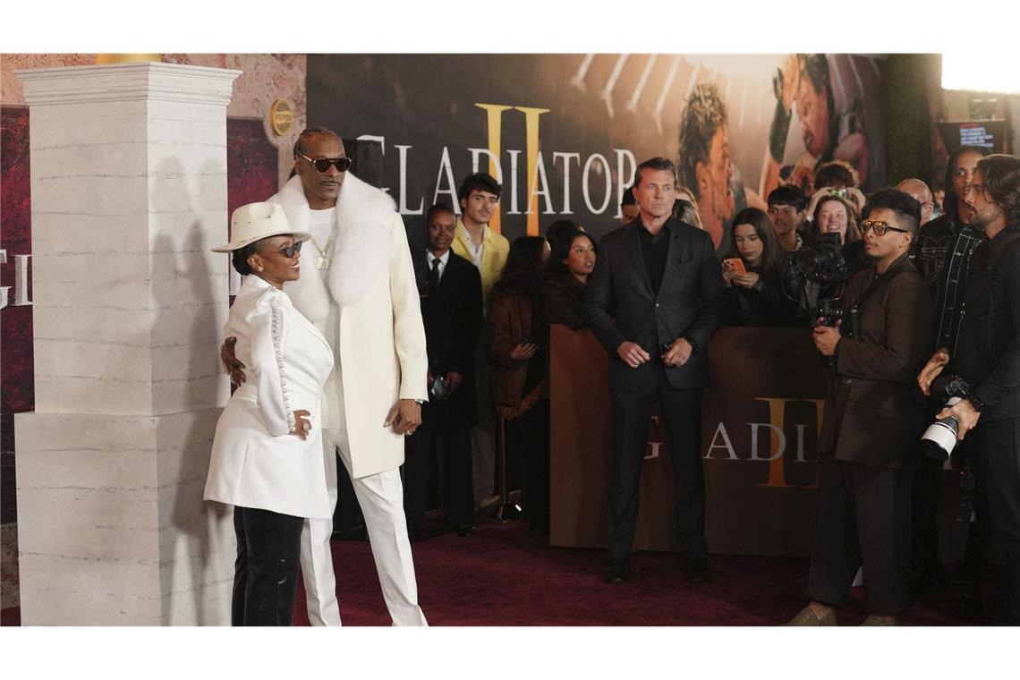 Paul Mescal, Denzel Washington & Co. auf dem roten Teppich Auch Snoop Dogg (r) und seine Frau Shante Broadus kamen zur Premiere von „Gladiator II“.