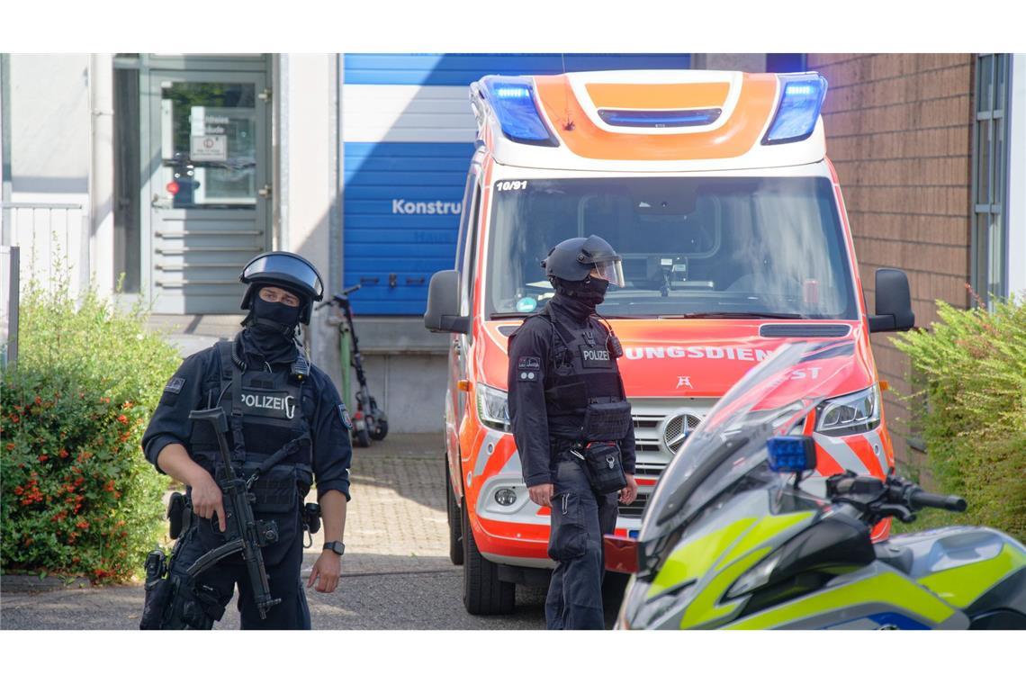 Auch Spezialeinheiten sind vor Ort.