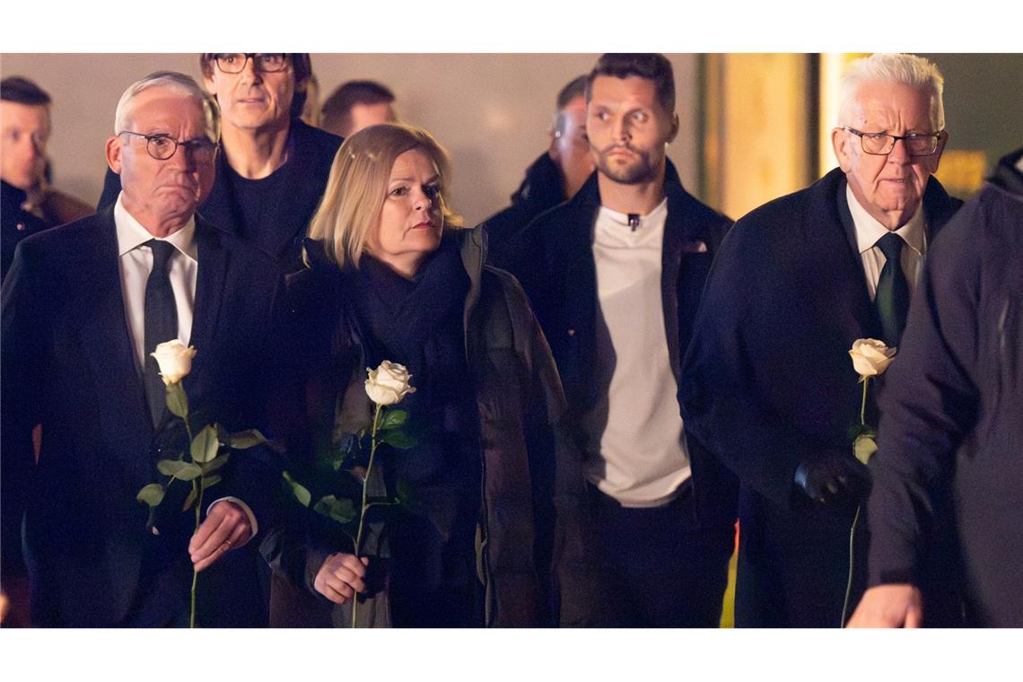 Todesfahrt in Mannheim - War Fahrer psychisch krank? Auch Spitzenpolitiker aus Bund und Land kamen am Abend nach Mannheim: Baden-Württembergs Innenminister Thomas Strobl (CDU), Bundesinnenministerin Nancy Faeser (SPD) und Ministerpräsident Winfried Kretschmann (Grüne).