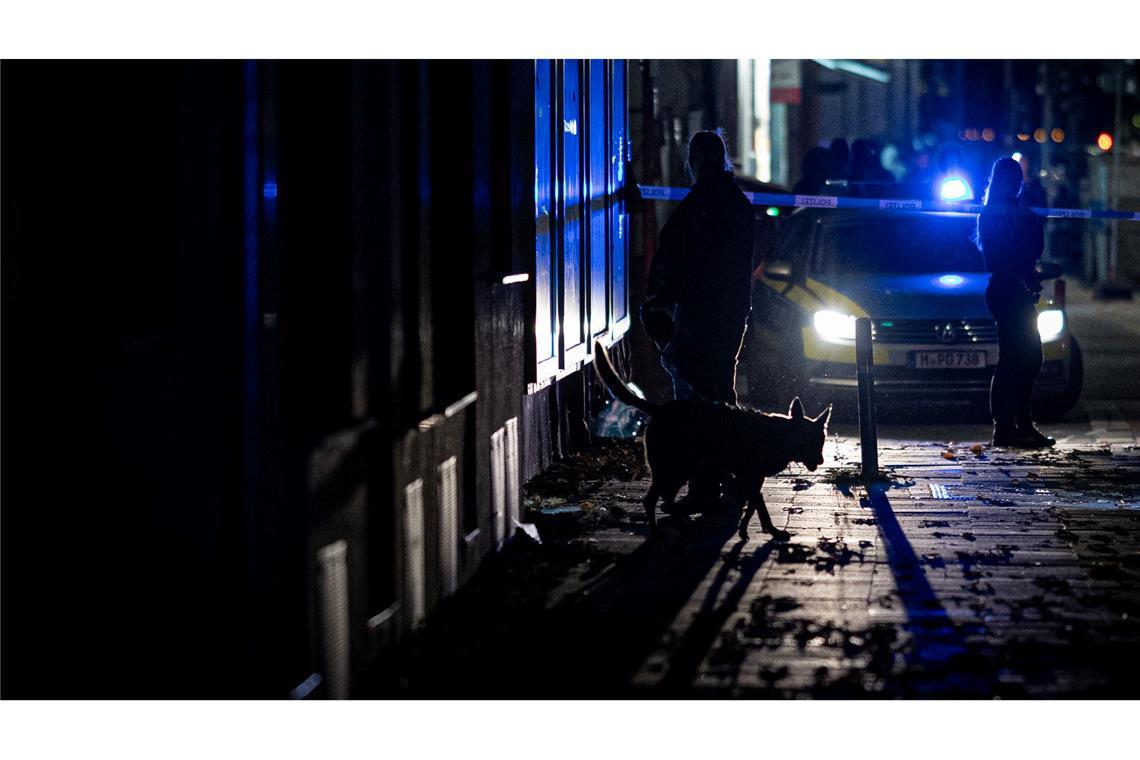 Schüsse in Hannover - Junger Mann stirbt, mehrere Verletzte Auch Spürhunde sind im Einsatz.